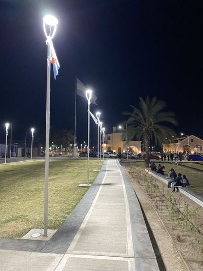 Playón deportivo con reflectores